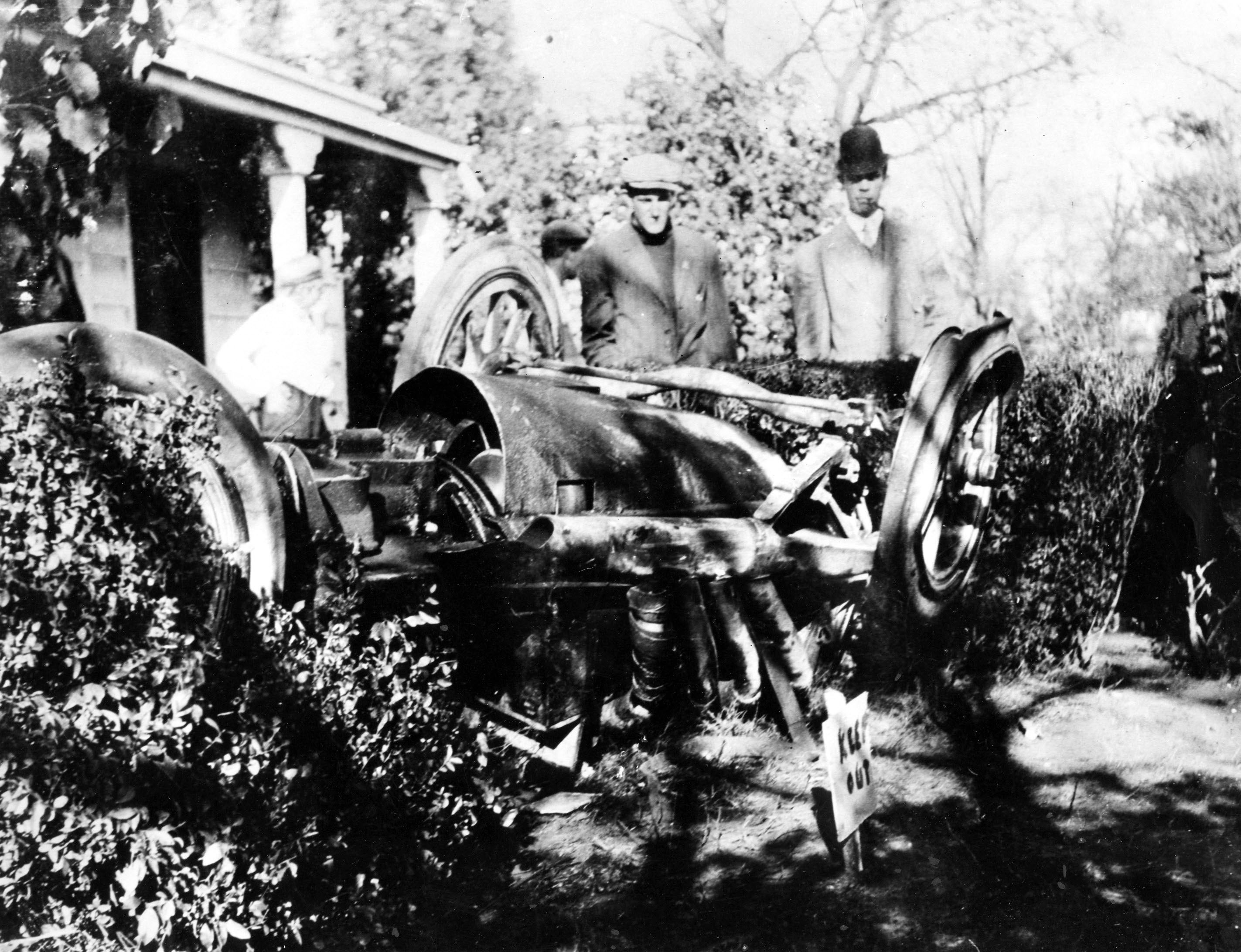 Newspaper article 1910 auto accident picture