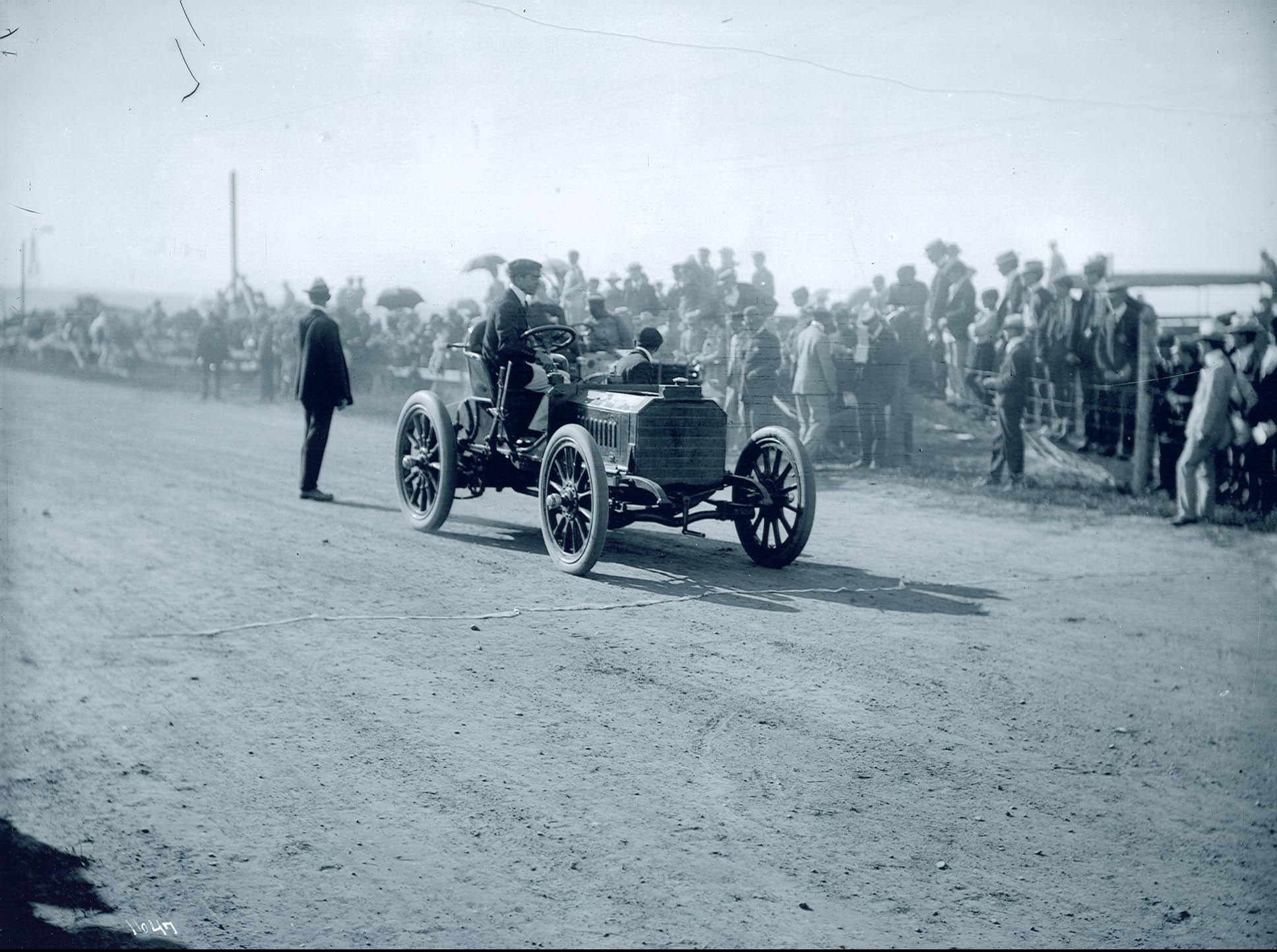 1901 Newport Race Crowds watching William K. Vanderbilt Jr.