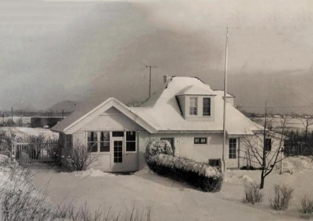 Mystery Friday Foto #51; Snow on the Meadow Brook Motor Parkway Lodge