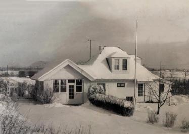 Mystery Friday Foto #51; Snow on the Meadow Brook Motor Parkway Lodge