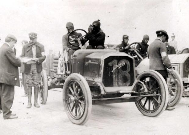 Mystery Foto #26 Solved : The J18 Mitchell racer  driven by Frank Zirbes at the Start Line