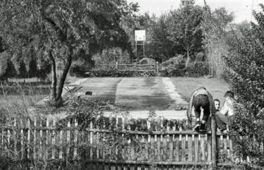 Mystery Foto #30 Solved: Motor Parkway Remnants Between Russell Road and Pell Terrace in Garden City