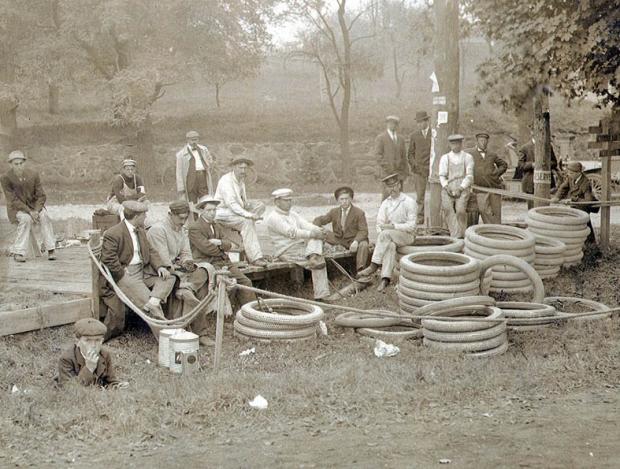 The Tire and Repair Stations of the Vanderbilt Cup Races