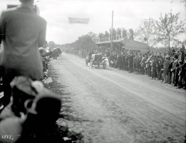 Innovations and Significance of the Vanderbilt Cup Races