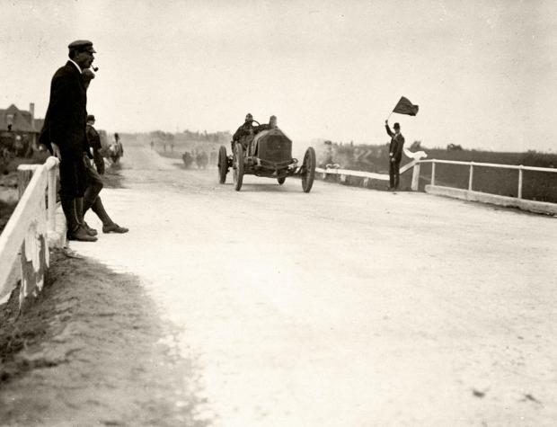 Approaching the Merrick Avenue Bridge during the 1910 Vanderbilt Cup Race