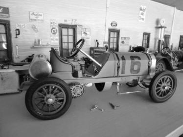 Mystery Foto #16 Solved: A 2013 Photo of a Model of Old 16 Locomobile