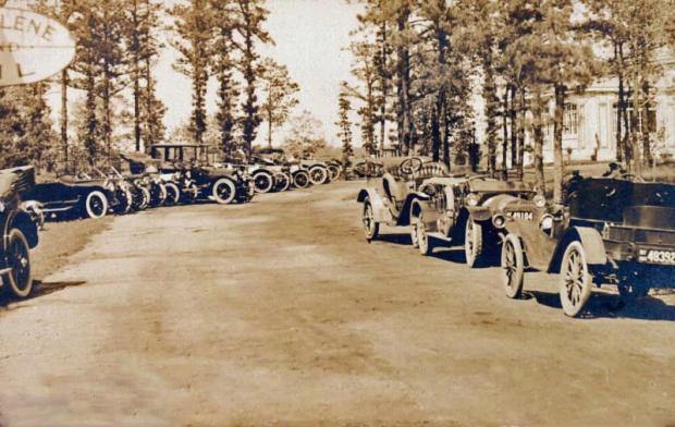 Mystery Foto #50 Solved: The Petit Trianon Driveway at Lake Ronkonkoma