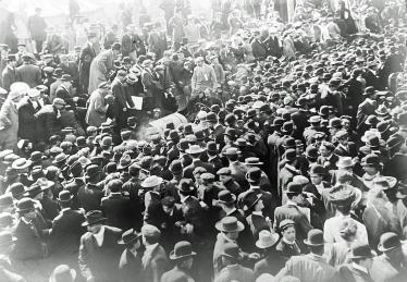 Mystery Foto #3 Solved: Vincenzo Lancia at the end of a 1905 Vanderbilt Cup Race in Mineola