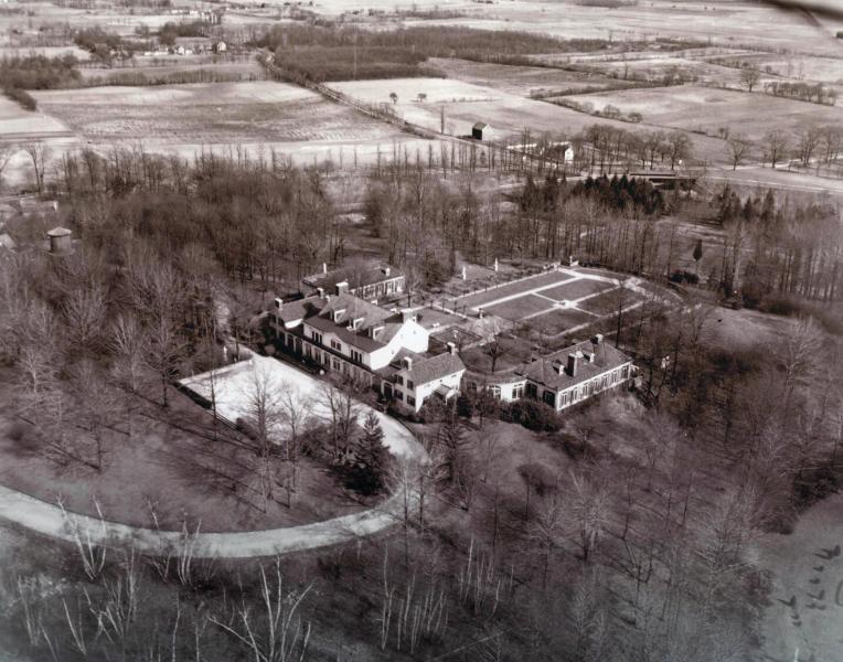Mystery Friday Foto #24: A Large House Mystery