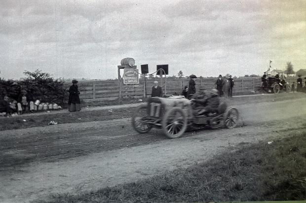 VanderbiltCupRaces.com Exclusive: The #17 Simplex Approaching the Hempstead Control in 1904 Race