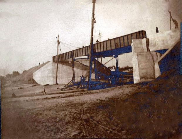 Updated: Clinton Robertson Photo Album: Central Park Avenue/LIRR Motor Parkway Bridge in Bethpage