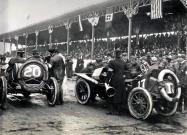 Three Amazing Photos from the Starting Line of the 1908 Vanderbilt Cup Race