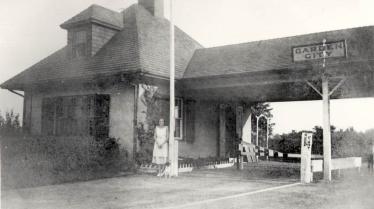 The Motor Parkway Toll Collection Structures: #9 Garden City Lodge
