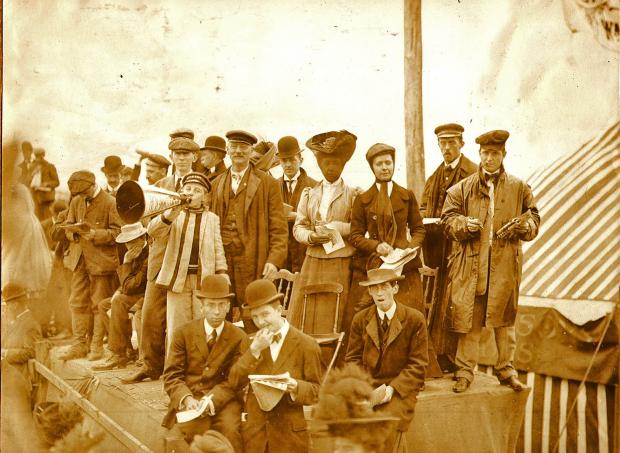 Spectators at the 1906 Vanderbilt Cup Race