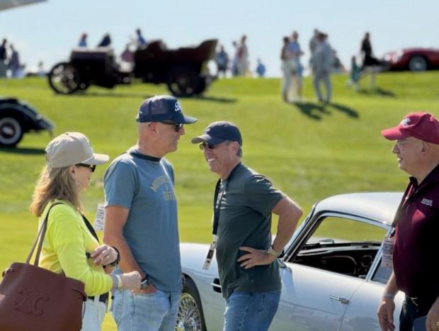 Mystery Frisay Foto #18: Happy Spectators at a Car Show