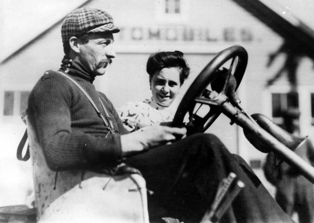 Mystery Foto #15 Revealed: Emanuel Cedrino & His Wife Preparing  for the 1905 Vanderbilt Cup Race