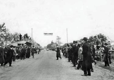 CSI Challenge: How Many People  Attended the 1904 Vanderbilt Cup Race?