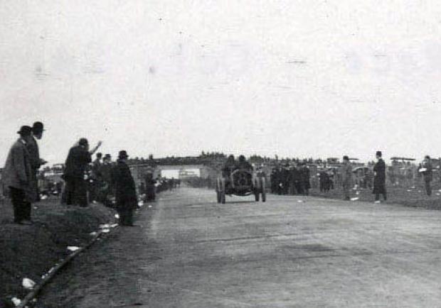 Mystery Foto #36 Solved:&nbsp; Joe Seymour Driving the #8 Thomas During the 1908 Vanderbilt Cup Race